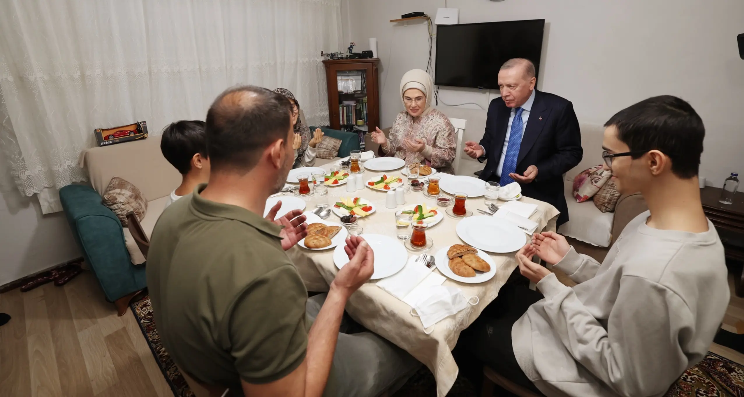 Cumhurbaşkanımız, İstanbul’da bir ailenin iftar sofrasına konuk oldu