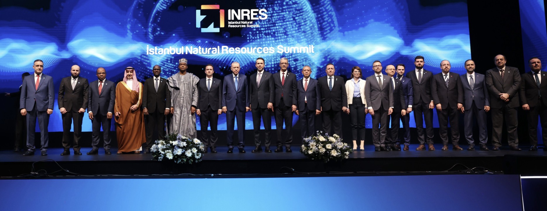 “Türkiye, hem doğal kaynakları hem coğrafi konumu hem de hidrokarbon rezervlerine yakınlığı itibarıyla küresel enerji denkleminde stratejik bir yere sahiptir. Ana geçiş güzergâhı olarak arz ve tedarik güvenliğine önemli katkılar yapan bir ülkeyiz”
