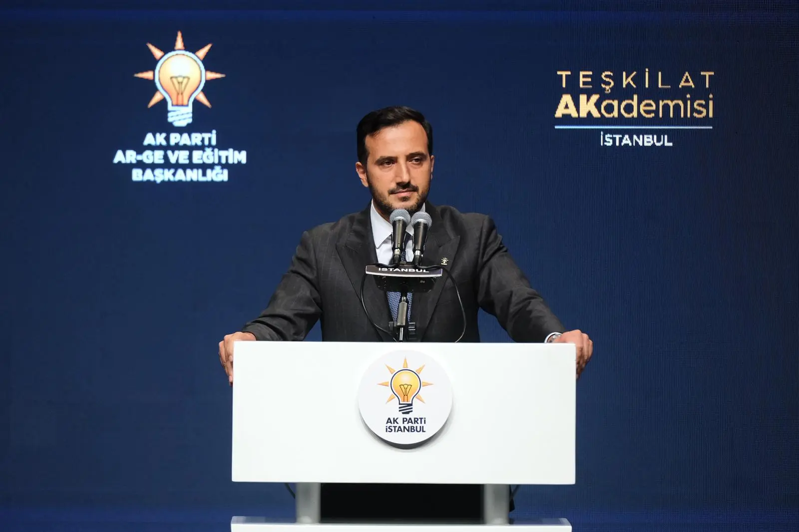 "Vaatlerini namus bilip yerine getirenlerin partisiyiz"
