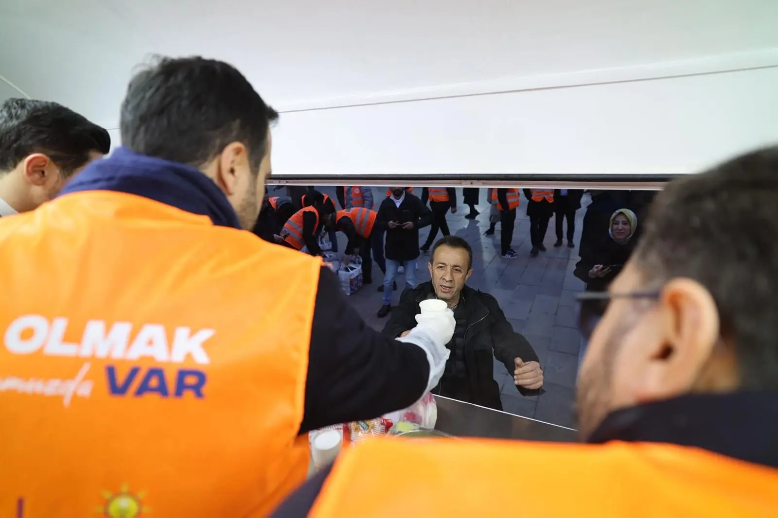 Her gün on binlerce kişiye çorba ikram ediyoruz