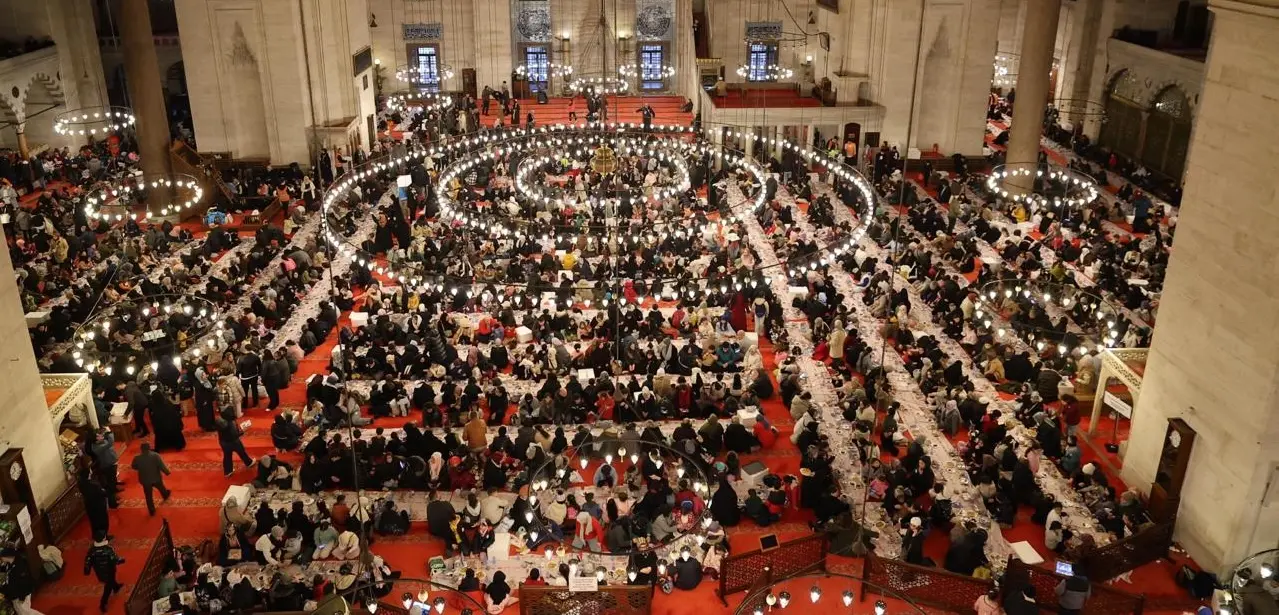 Süleymaniye’de 3 bin çocuk aynı sofrada iftar açtı